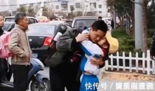 孩子|爸爸穿工服接女儿放学,站得远远的害怕给女儿丢脸,但有些想多了