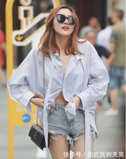 牛仔短裤 浅蓝色衬衣搭配牛仔短裤,青春洋溢,设计感十足!