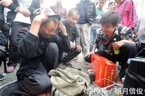 书法家!乞丐自创“娃娃体”字,被方正字库花重金收录,一跃成知名书法家