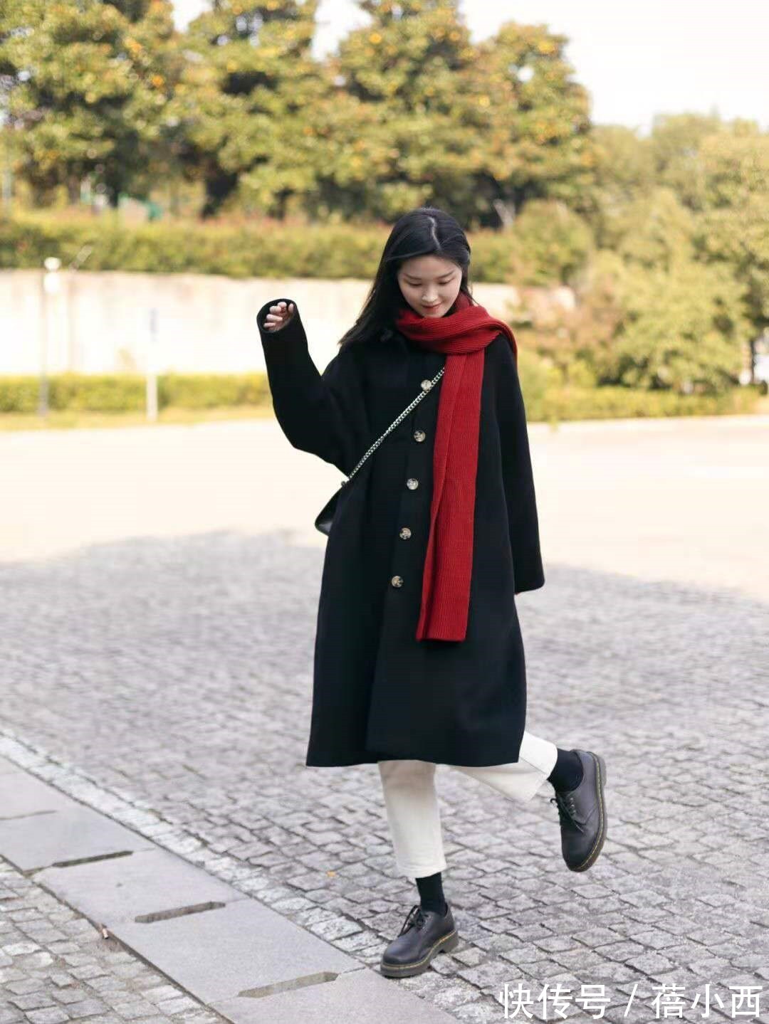 穿搭 谁说“黑大衣”已过时?采用这3种搭配方式,演绎不费劲的时髦感