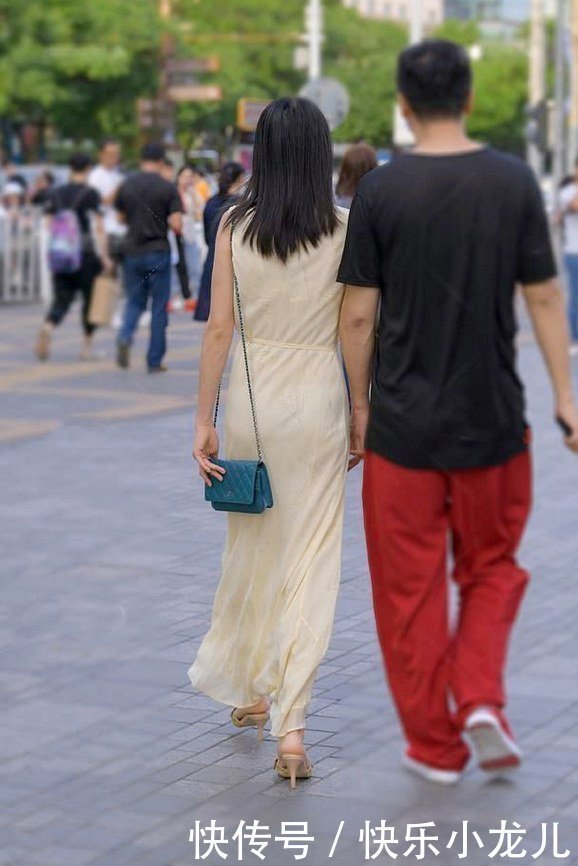 三里屯 一袭米色的丝滑长裙,搭配尖头细跟鞋,逛街很精致!