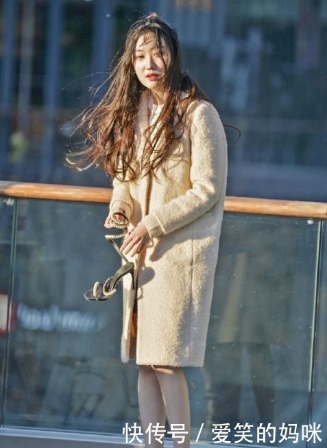 卡其色|美女户外换高跟鞋,脚真的不冷吗?