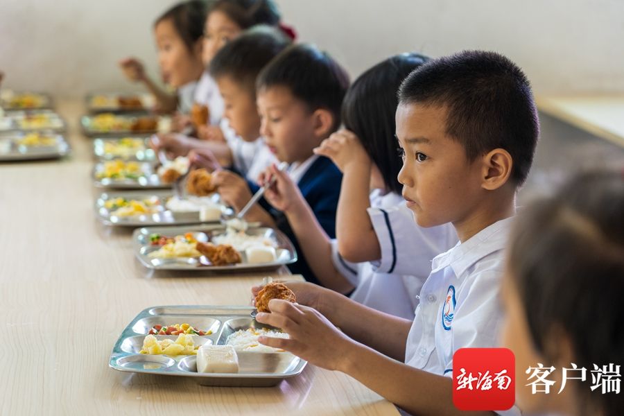 午休床|三亚水蛟小学加强学生睡眠管理 教室内设“午休床”秒变宿舍