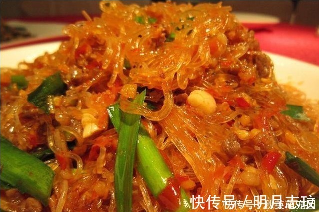 在家里请客,媳妇做一桌菜,色香味俱全,客人吃得很满足