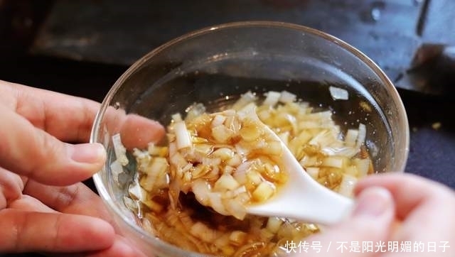豆腐炸一炸,再和大葱拌一拌,没想到这么好吃,上桌惊艳了全家人