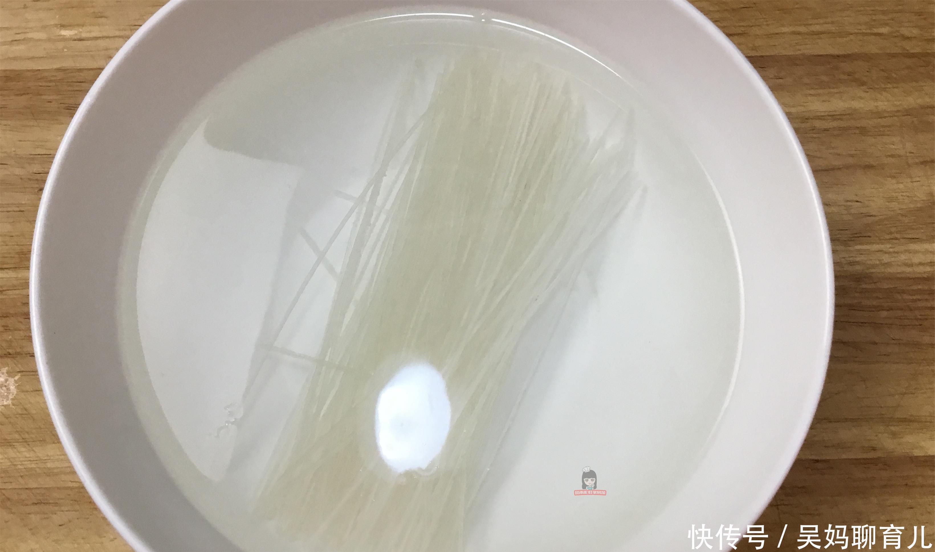 粉条|白菜加入几样东西,简单一炖,吃得连汤汁都不剩,真是营养的做法