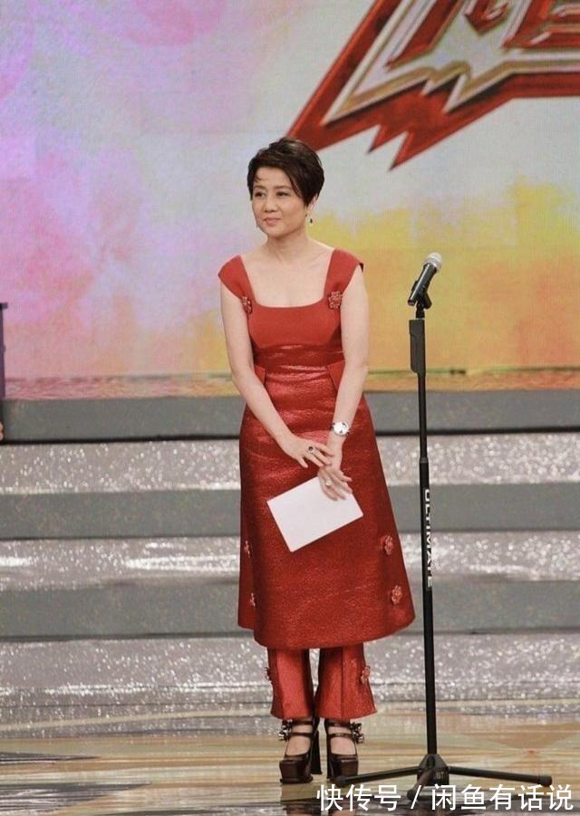 时髦|赌王四太越老越时髦,红裙叠穿红裤优雅高级,肩披皮草贵妇范十足