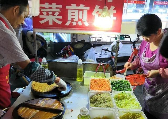 徐州|大妈摆摊做菜煎饼，一出摊就被人围住，七元一张三十种蔬菜随便卷