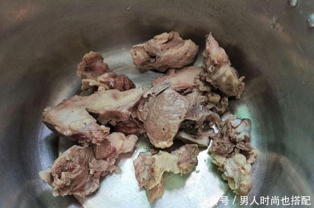 骨头|猪身上“最营养”的部位,10元一斤没人买,肉贩子自己偷留着吃