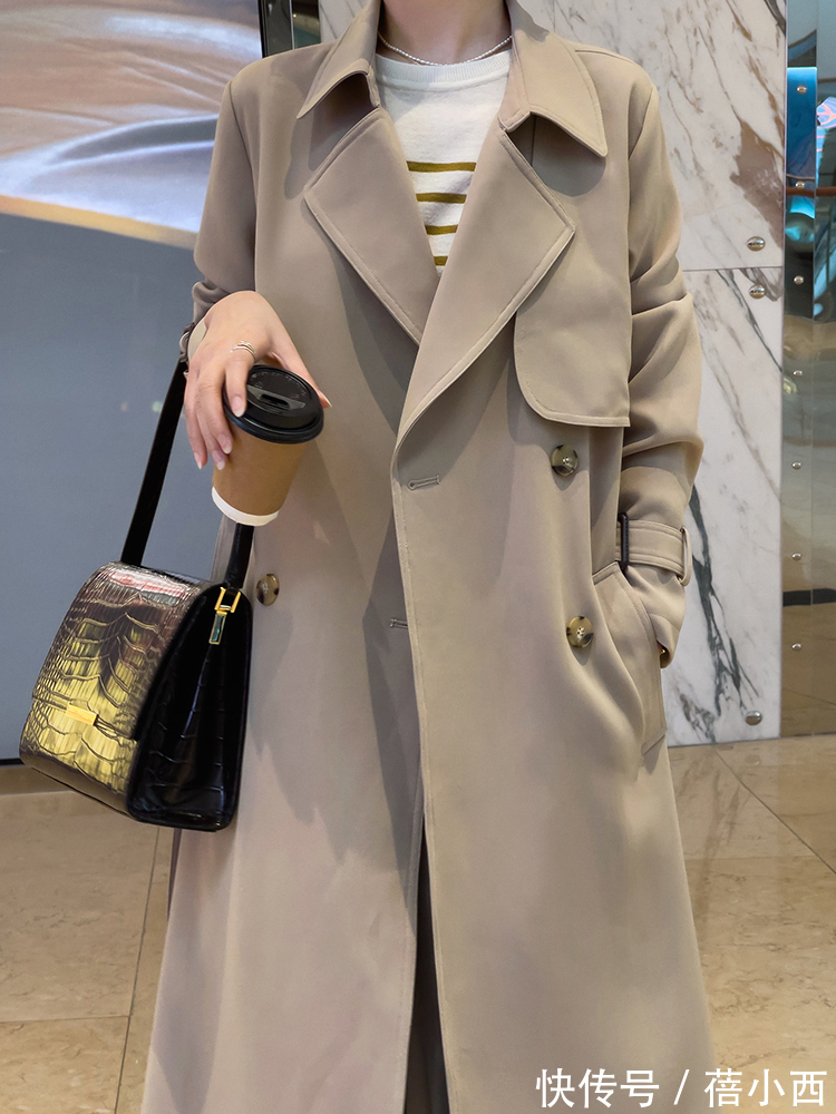 搭配 卡其色“风衣”才是永远的经典,2022年依然很火,这样穿太美了