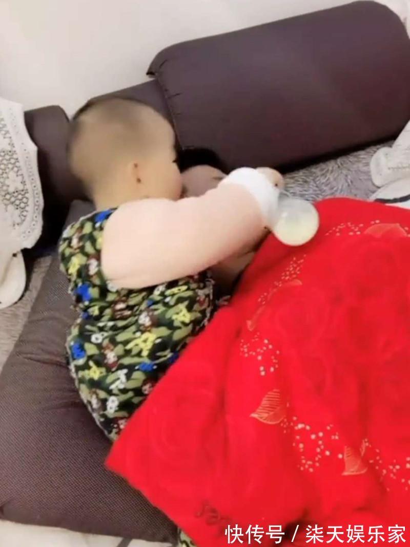 宝宝见爸爸张着嘴睡觉,把奶瓶塞进爸爸嘴里,网友爸爸尝一口吧