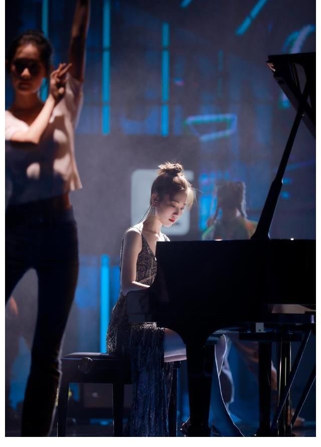 方俊|难怪江苏卫视女主持只有她《蒙面舞王2》张纯烨钢琴公主造型绝美