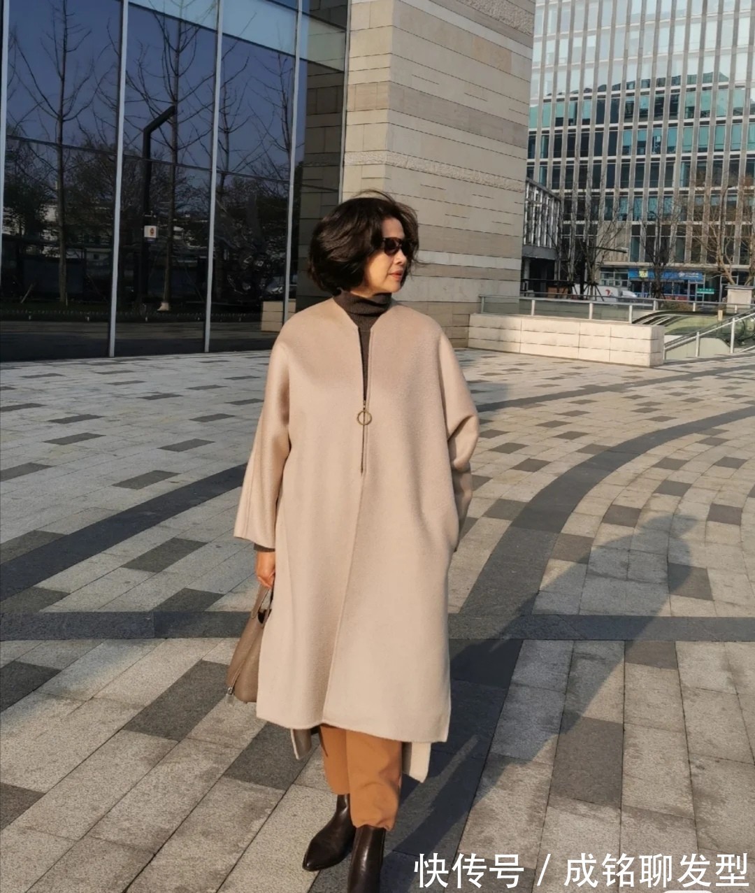 奔六女人 这才是奔六女人的最美打扮:“九分裤+小短靴”,显瘦又显年轻