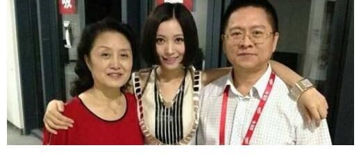 太驚喜了，姚貝娜父親跟伍珂玥合作，新歌來襲，相當(dāng)期待