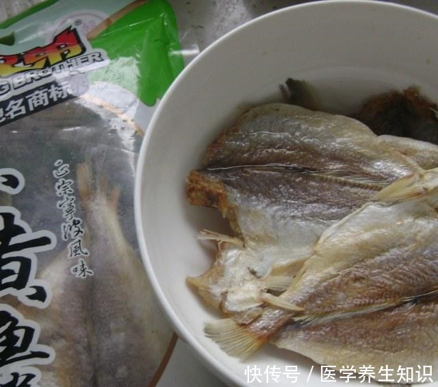 烤小黄鱼，烤出来的鱼非常焦脆，外酥内嫩，特别美味！