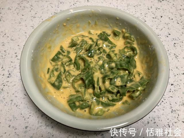 辣椒炒鸡蛋|辣椒炒鸡蛋“农村版”做法,奶奶吃了一辈子,外焦里嫩特别下饭