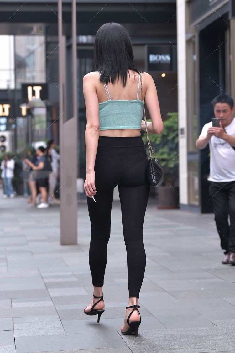 修身长裙 深灰色修身长裙,上身舒适,时尚大气