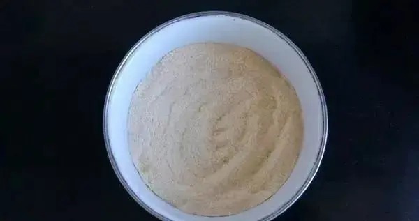 蚯蚓钓鱼难上钩?教你面粉做饵料,50米通杀鲫鲤草,30年难求