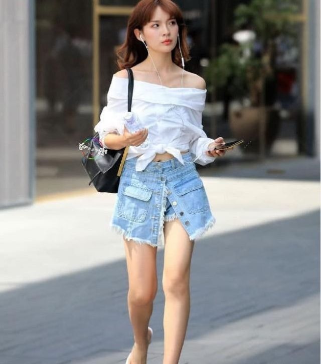 街拍:年轻时尚美女,无袖上衣配牛仔裤,清凉十足
