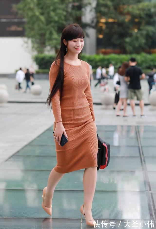 红色高跟鞋|美女街拍:简约修身的针织裙,穿着舒适又显气质,让你优雅前行温婉美丽