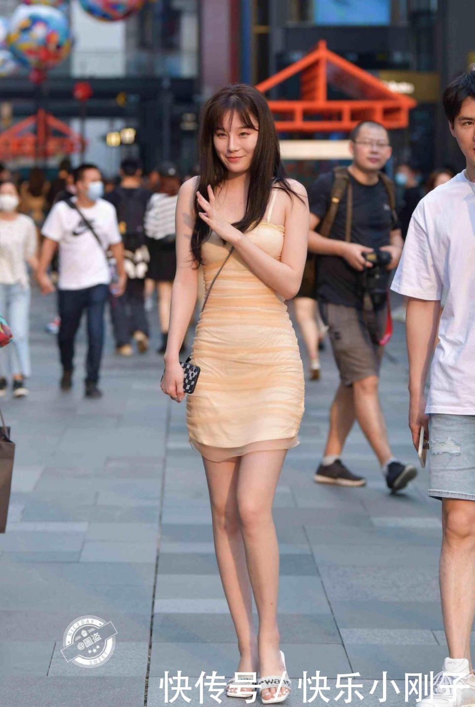 丰润|丰润紧致的连衣裙美女,搭配好上装和鞋子,好有创意