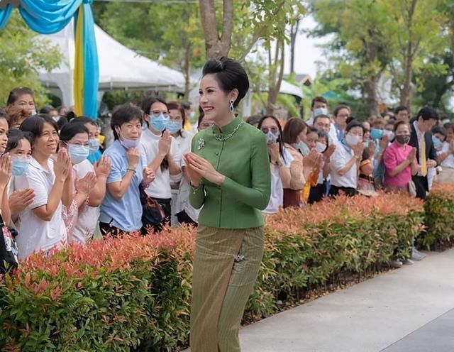 太后#诗妮娜嘚瑟了一身苹果绿亮相,戴太后的蓝宝石,有诗丽吉的风韵