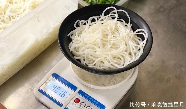 昆明人不仅爱吃各种虫子,就连米线都是甩的
