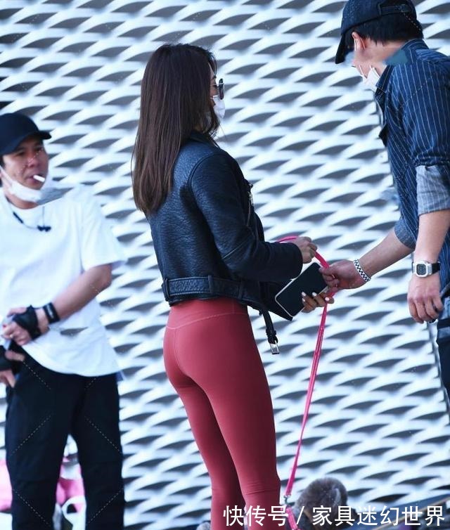 皮夹克 棕红色瑜伽裤搭配黑色皮夹克,时尚洋气,彰显休闲运动范!