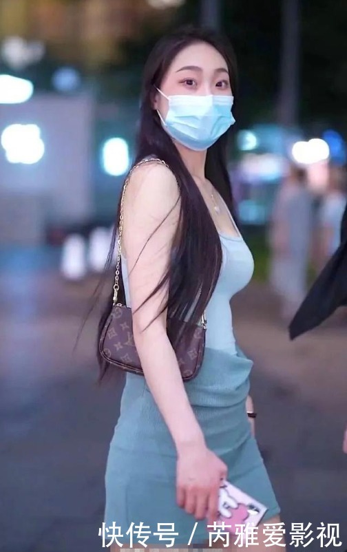 包臀短裙|浅蓝色吊带背心搭配深蓝色包臀裙,清新淡雅,水晶鞋更显灵动!