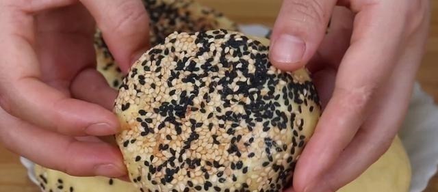 面粉里打4个鸡蛋,不用水,不油炸,比面包还好吃,上桌就抢光