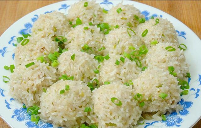 西葫芦新吃法,加一碗糯米,不加水不放油,鲜嫩营养、做法简单