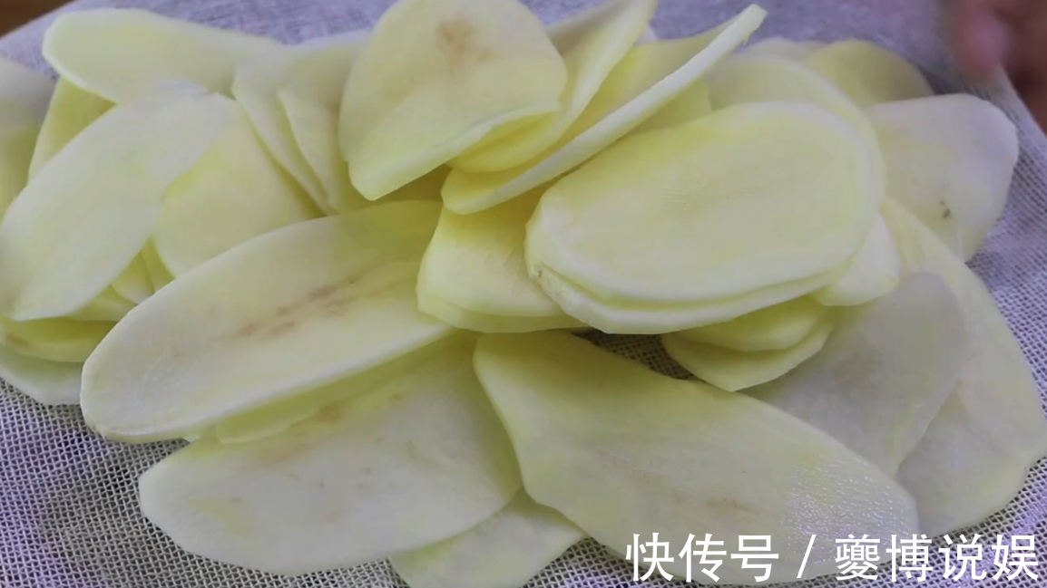 自制薯片|土豆不再炒着吃了,教你1个新吃法,又香又脆,好吃过瘾
