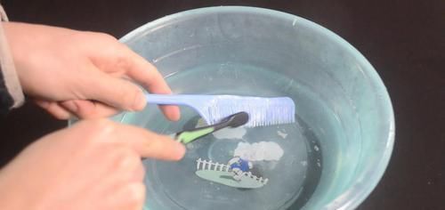 把牙膏涂抹在梳子上太实用了,我也是今天刚知道,看完尽快提醒家人