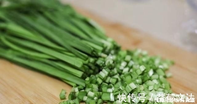 包韭菜鸡蛋饺子,别忘了加上一点“它”,饺子不出水,更香更美味