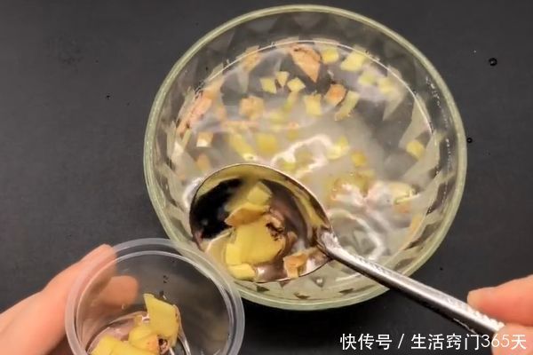 把生姜放进小苏打里，真是太厉害了，解决了很多家庭的大难题！