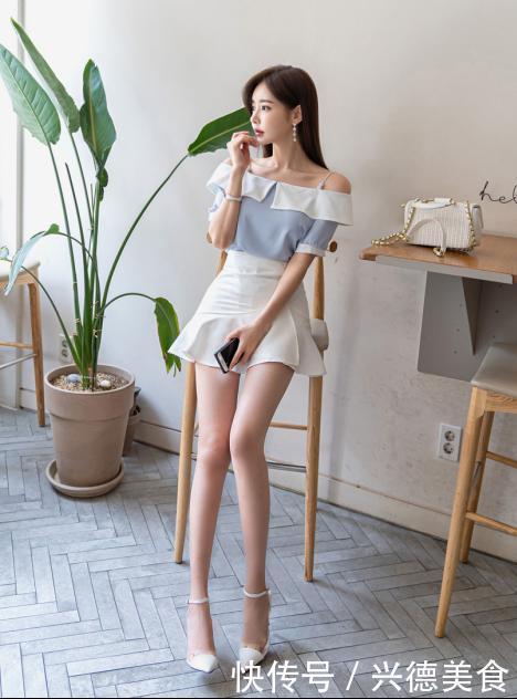 女神孙允珠一字领气质穿搭，天蓝上衣搭配半身裙，文艺女神范十足