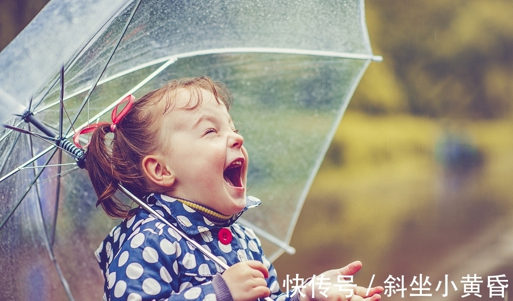 |笑话:爷爷忘记接孙子,小孩看到爸爸妈妈来了,妈妈:这孩子多像