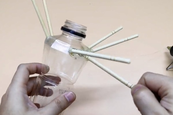 塑料瓶上插几根筷子,放在家里好看又实用,赶快动手做一个吧!