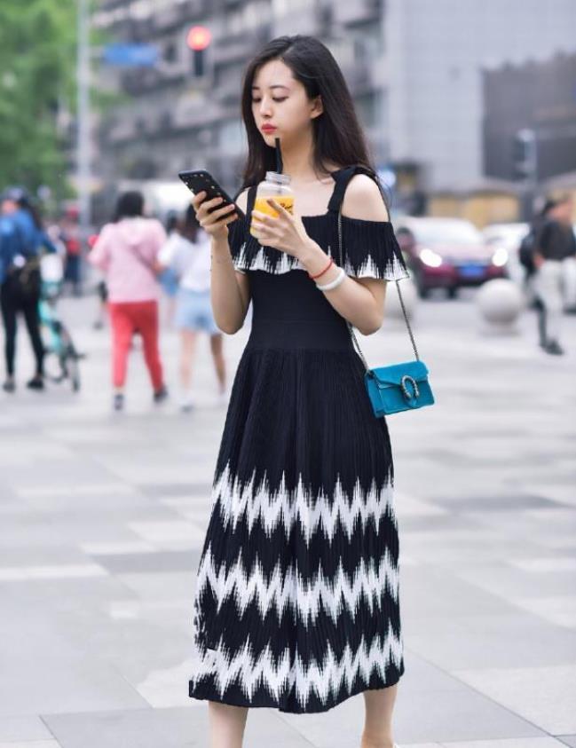 小姐姐|梳着简约马尾的小姐姐,身穿黑色连衣裙,看上去十分的优雅