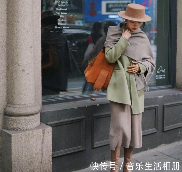 浅灰色 时尚博主的高级穿搭来了,淡绿色西装配浅灰色半身裙,简约又时尚!