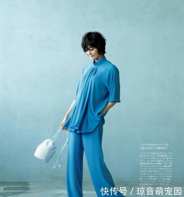 浅蓝色|越宽松、越减龄!日本52岁模特的“高级蓝”穿搭,优雅舒适好喜欢