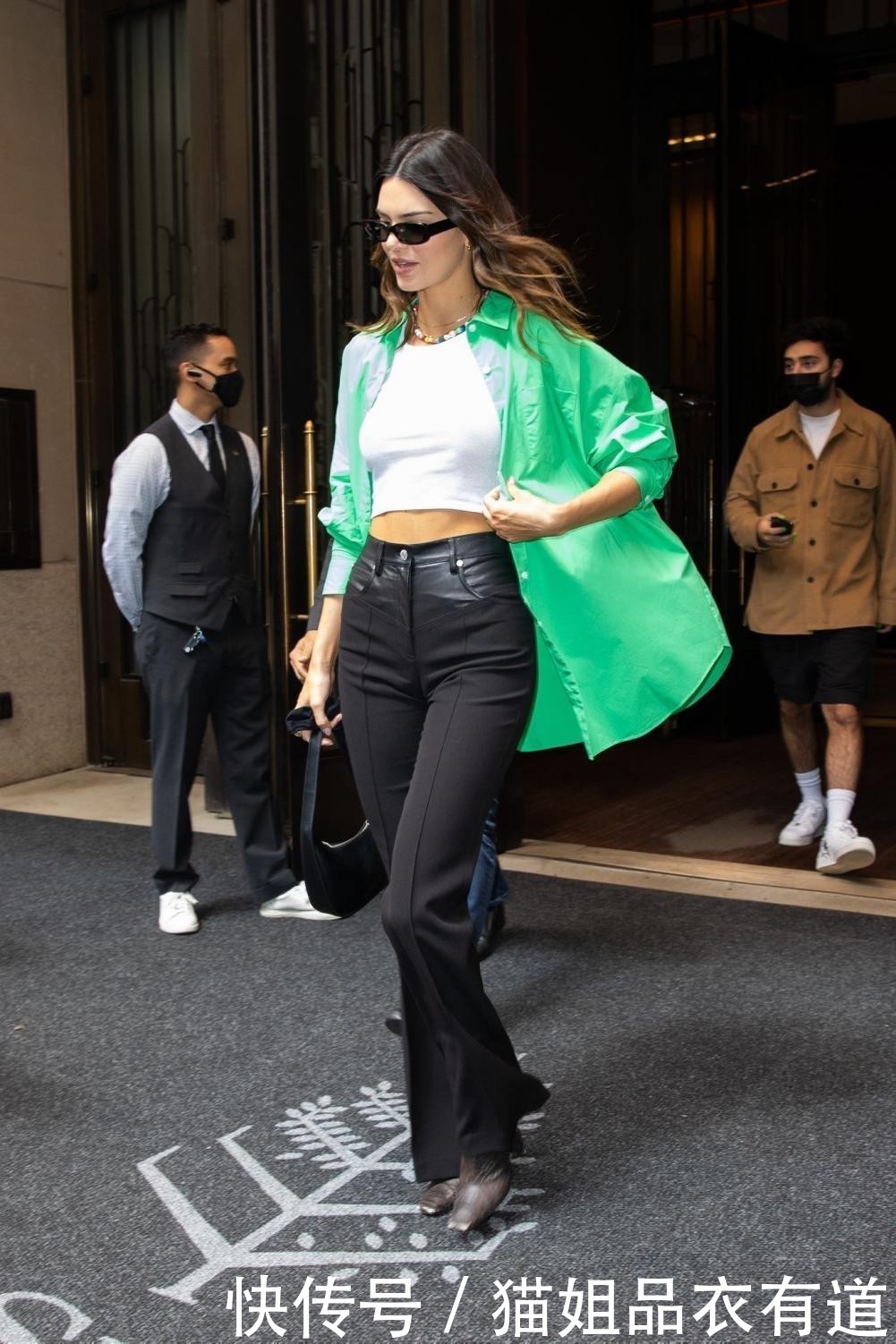 Kendall对得起出场费“最贵超模”!街头穿露脐装身材绝佳