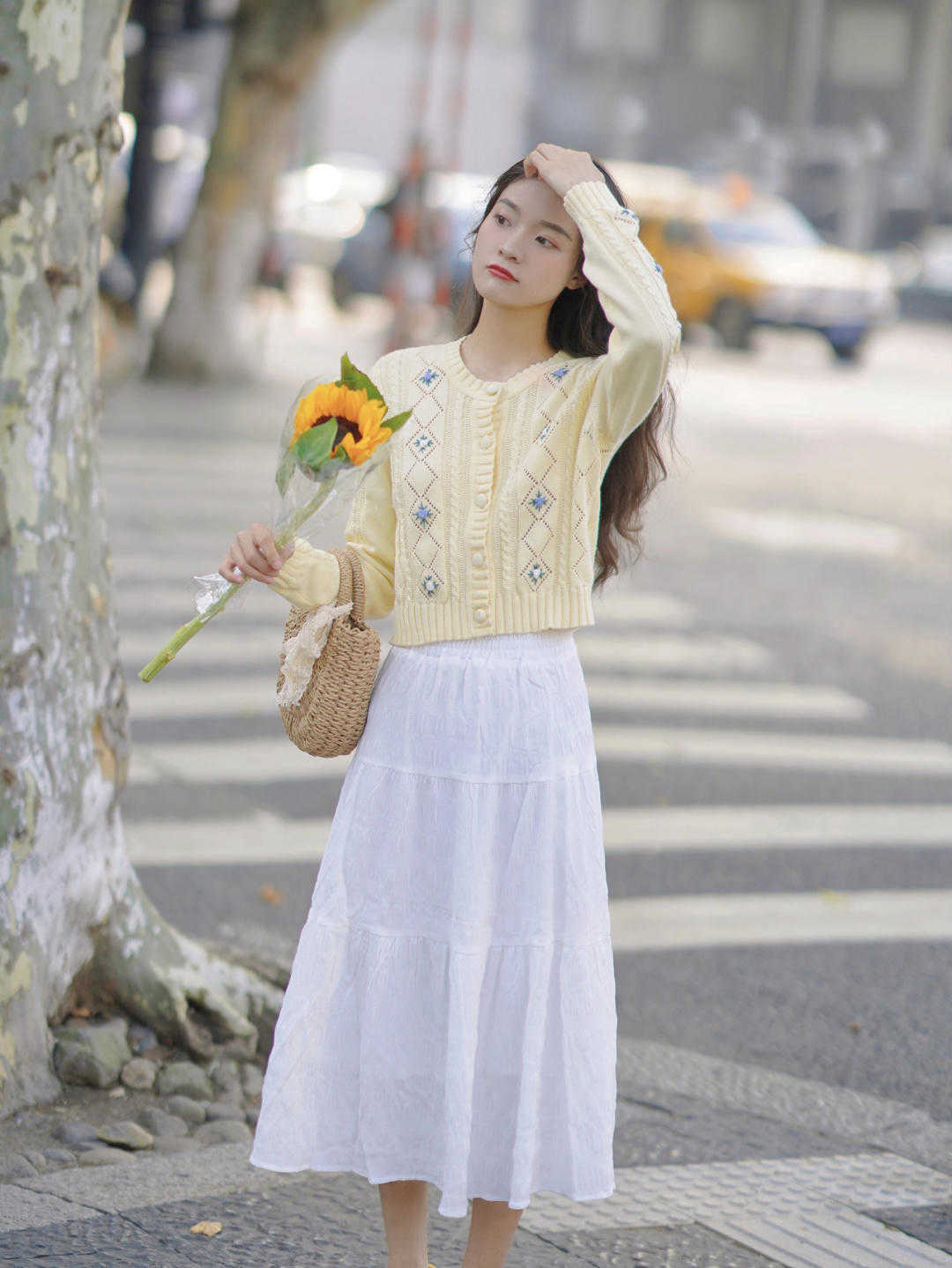 牛仔裤|秋季,针织衫是衣柜必备,搭配牛仔裤高级时髦,极简穿搭照样高级