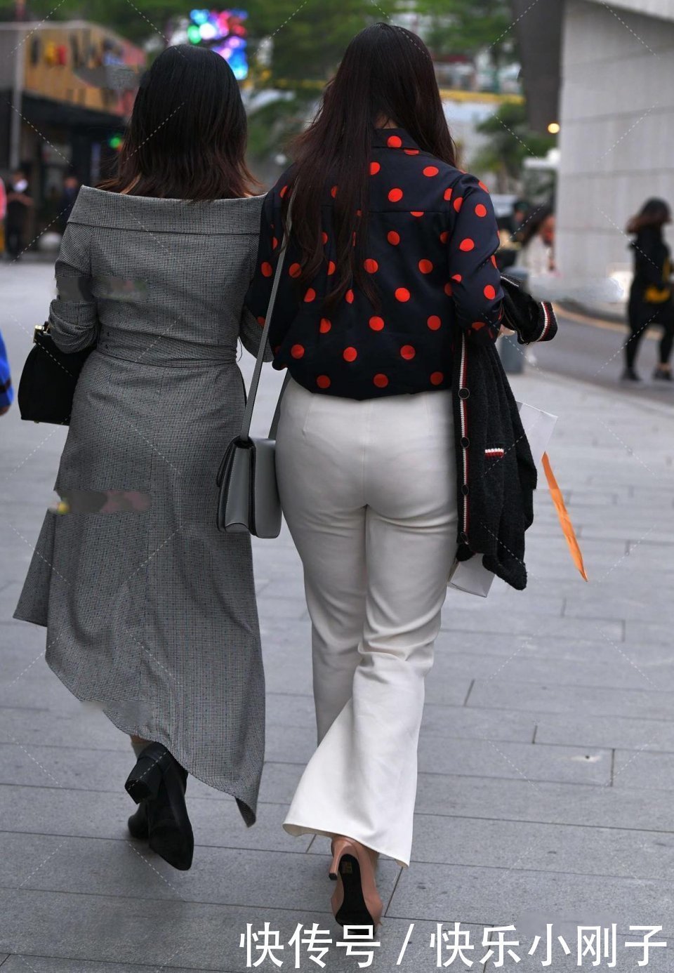 举动|小姐姐这个举动一看就是“货真价实”的名媛!你敢娶回家当老婆吗