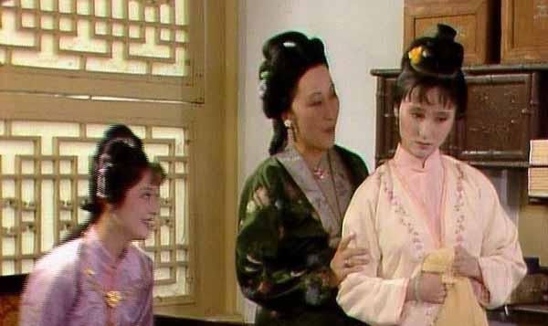 薛姨妈|客居贾府的薛姨妈有多尴尬?地位比不过戏子,明知挨骂也得逢迎!