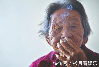 抽烟|113岁老人抽烟喝酒不运动,他说长寿很简单,只要坚持做1事