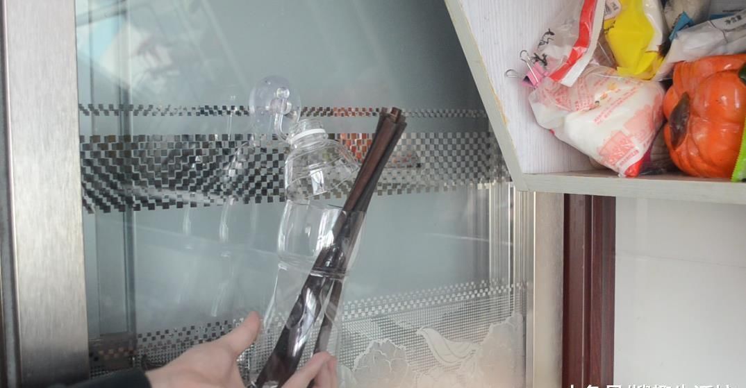 塑料瓶别再丢了, 剪几刀, 放在厨房有大用处, 家家户户都用得到