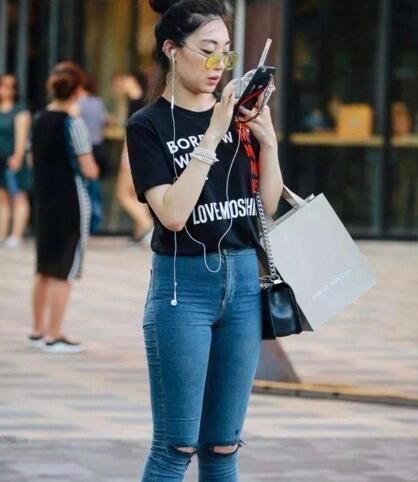 牛仔裤|牛仔裤的搭配充满时尚感,展现S型身材的同时,又有时尚达人气质