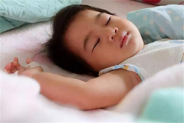 睡眠质量|一家四口睡姿火了，实力诠释什么叫“父母是真爱，孩子是意外”