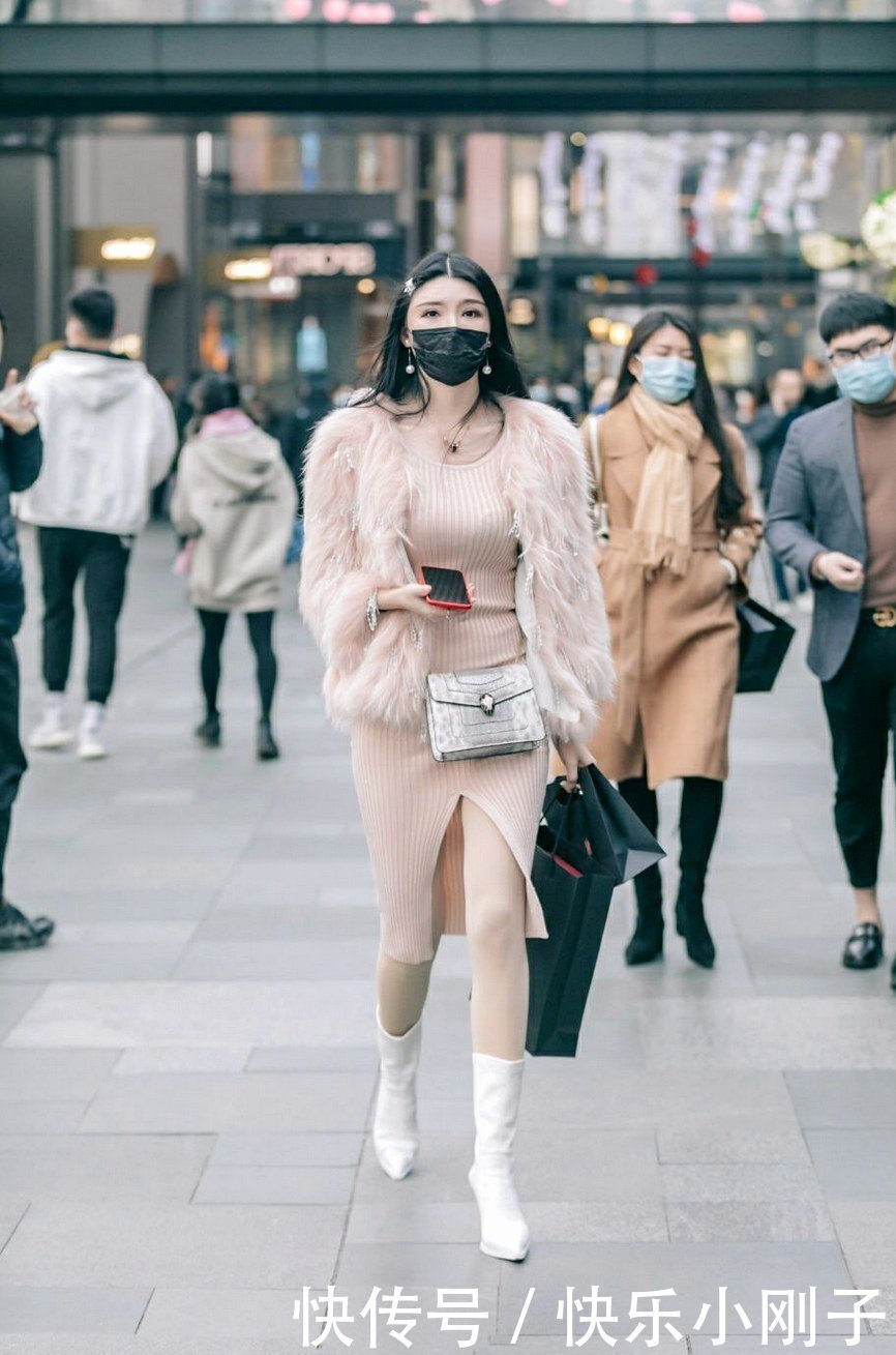 用包包打造轻松随性的效果,你会发现意外的好看,试试看